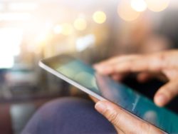 Person bedient ein Smartphone