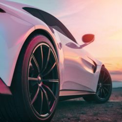 Automotiv aus Froschperspektive vor Sonnenuntergang