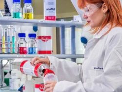 Frau im Innovation Lab