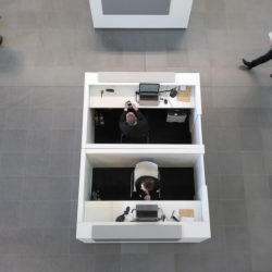 Blick auf Arbeitsplätze im Büro