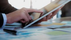 Pressemittteilungen auf Tablet