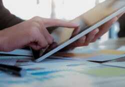 Pressemittteilungen auf Tablet