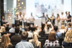 Menschen hören bei Vortrag zu